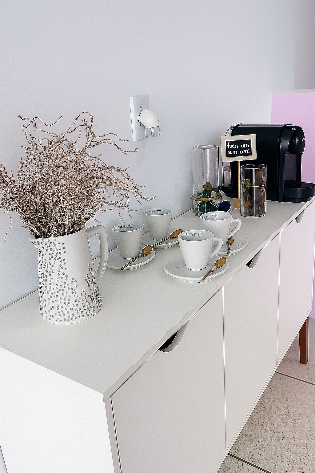 Espaço de recepção da Clínica Dudepyl com cafeteira e área de espera aconchegante